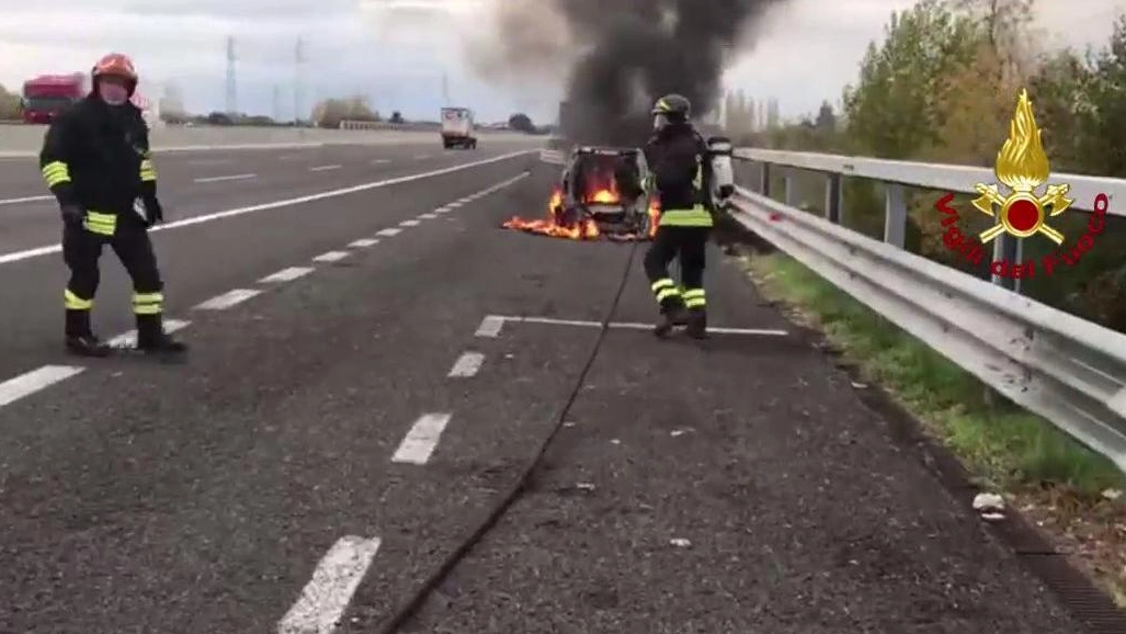 Auto a fuoco in A14, poco prima del casello di Rimini Nord
