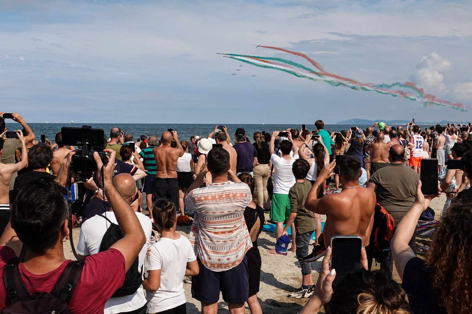 Rimini, lo spettacolo delle frecce tricolore sulla spiaggia