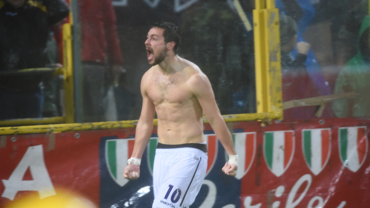 Mattia Destro festeggia dopo il gol sotto la curva (foto Schicchi)