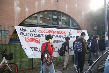 Bologna, dentro i licei occupati i ragazzi chiedono aiuto: "A scuola soffriamo, c’è troppa pressione"