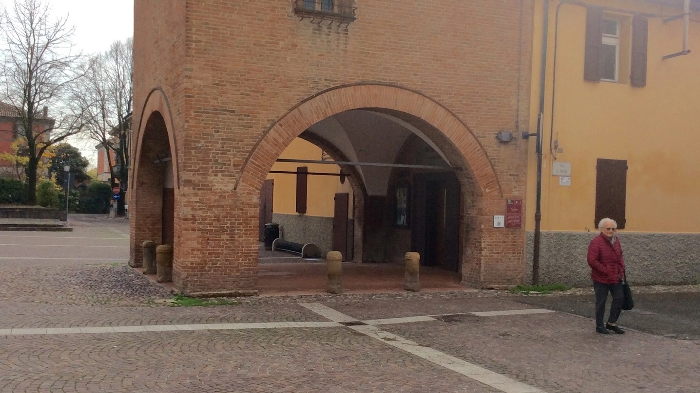 L’ingresso  della biblioteca  di San Giorgio  di Piano presa di mira dai vandali minorenni