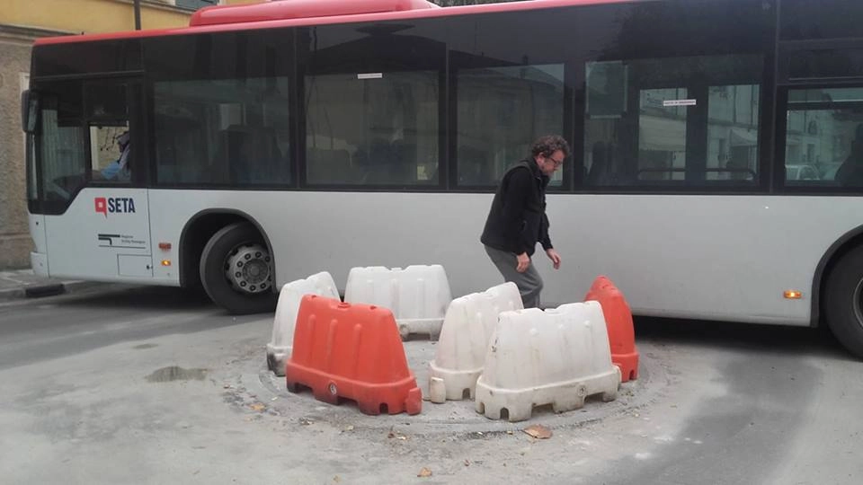 Il bus bloccato in via Pieve