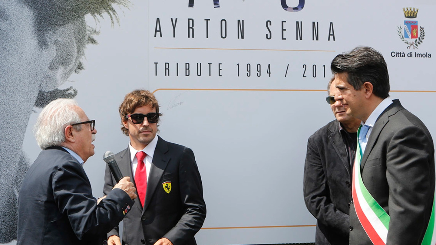 Fernando Alonso nel 2014 a Imola per l’omaggio ad Ayrton Senna