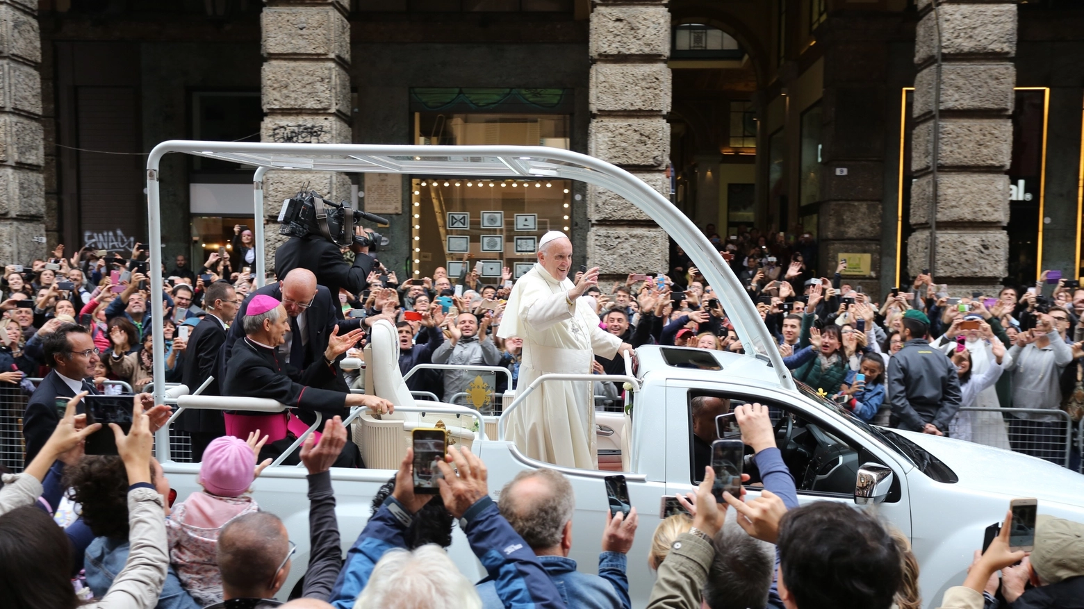 Papa Francesco verso piazza Maggiore (foto Schicchi)