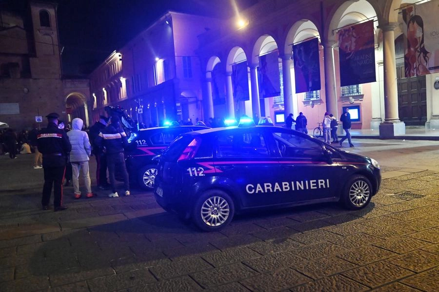 Controlli dei carabinieri in piazza Verdi