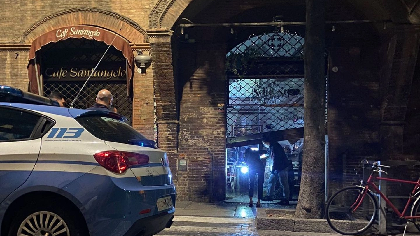 La spaccata la notte scorsa al ristorante SottoSopra che si trova in via Garibaldi, proprio di fronte alla Procura