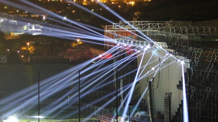 Primi ‘test’ per lo splendido palco montato allo stadio per il concerto di Jovanotti, che ha provato insieme alla band per mezzora