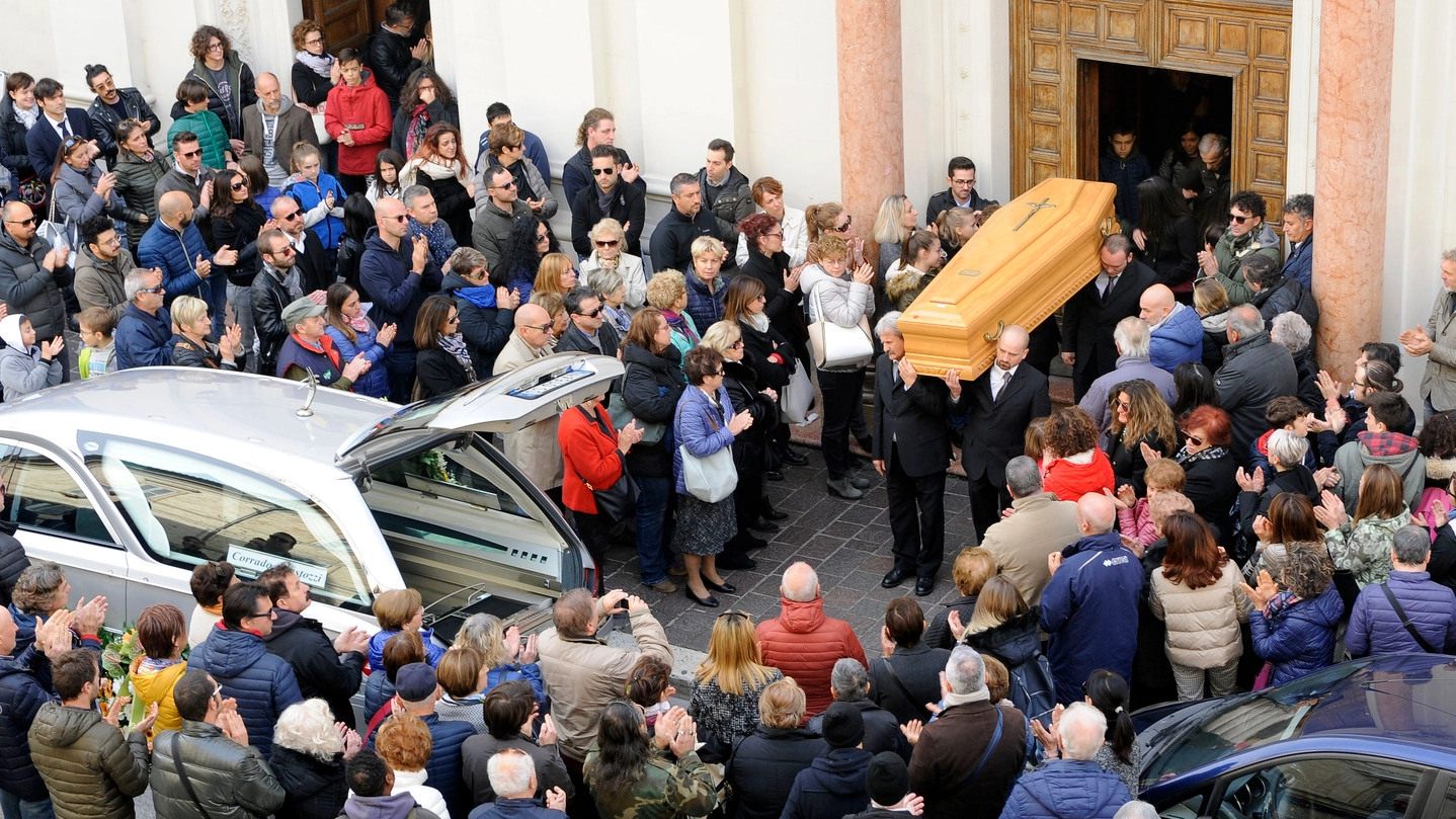 Folla davanti alla chiesa dell’Immacolata all’uscita del feretro (foto Pierpaolo Calavita)
