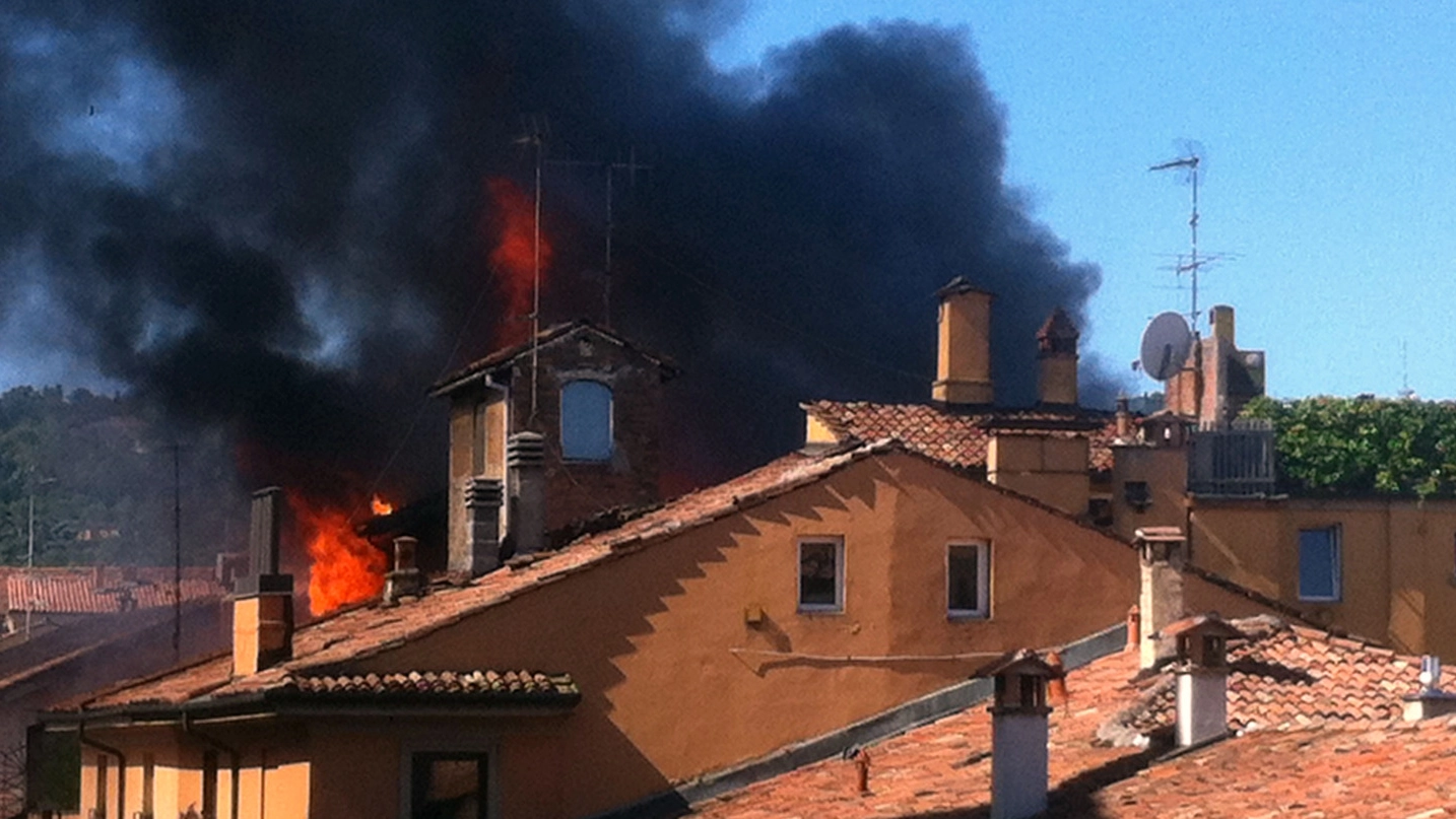 L’incendio che devastò i civici 19, 21 e 21/A la mattina del 25 giugno 2013 (FotoSchicchi)