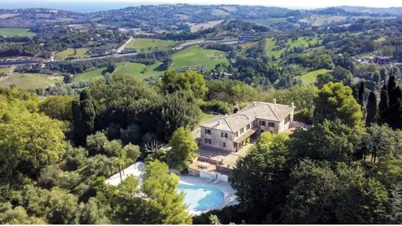 La villa di Novilara appartenuta ai Benelli prima e ai Mobidelli poi, è oggi in vendita per 3,5 milioni di euro