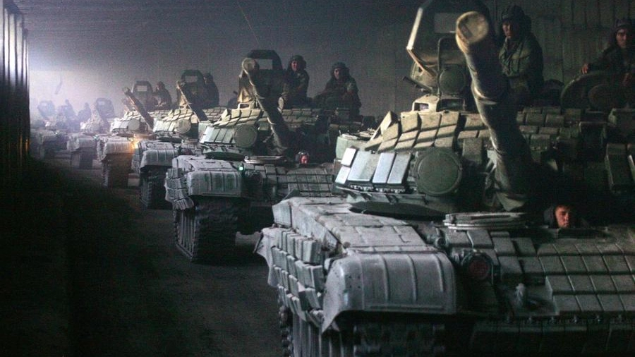 Colonna di carri armati russi (Ansa)
