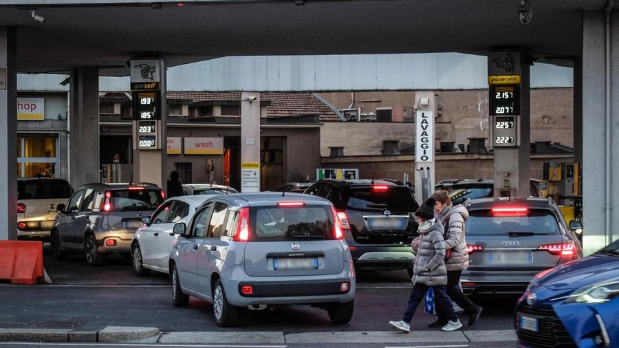 Modena, assalto alle stazioni di carburante con decine di automobili in coda. "Sugli aumenti non abbiamo colpe"