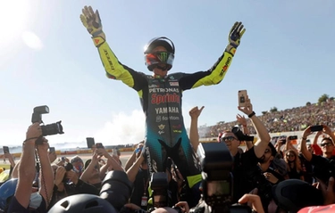 Valentino Rossi, l'ultima gara di MotoGp: 10° posto e lacrime. Vince Bagnaia