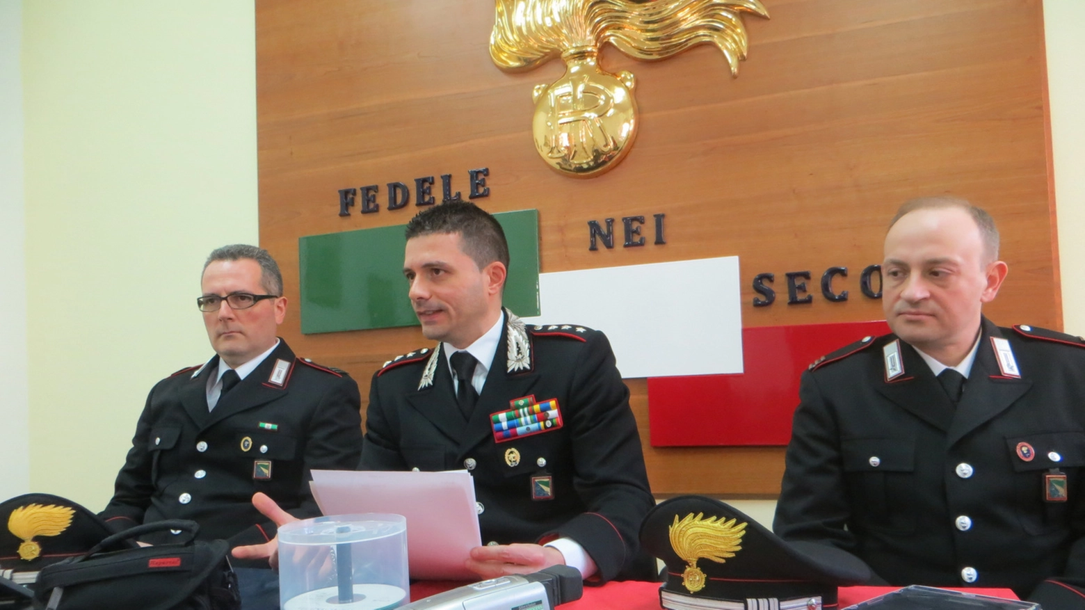 Al centro, il comandante dei carabinieri di Faenza, il capitano Cristiano Marella (Veca) 