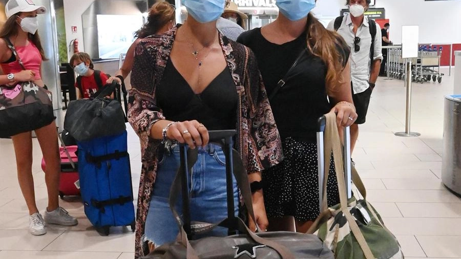 Due turiste pronte a partire per qualche giorno di vacanza