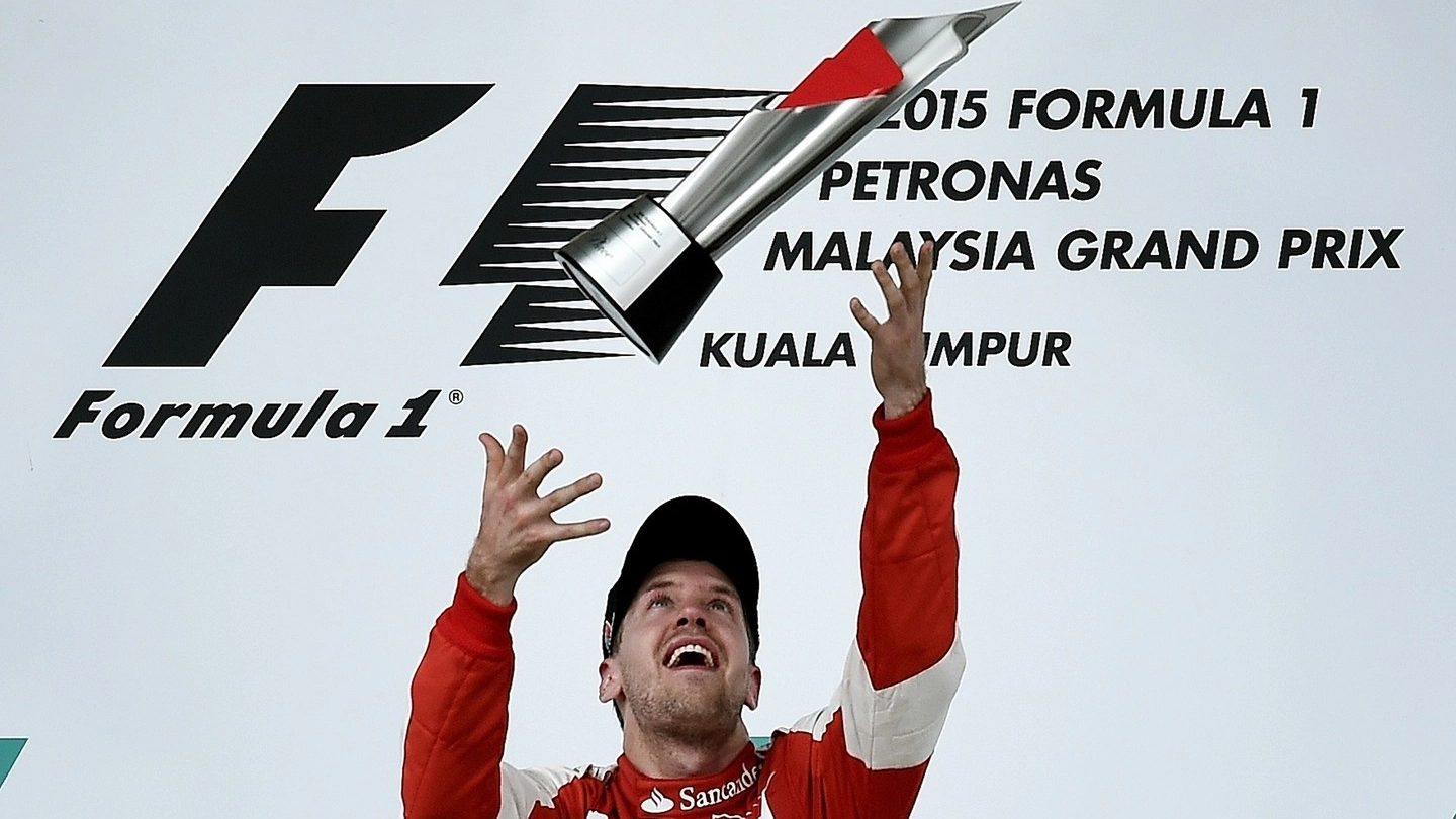 Ferrari, Vettel festeggia sul podio la vittoria nel Gp di Malesia (Foto Afp)