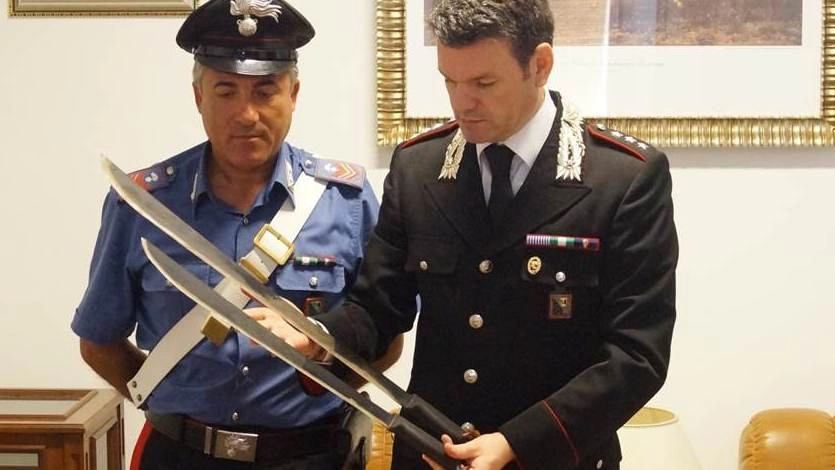 Le spade sequestrate dai carabinieri