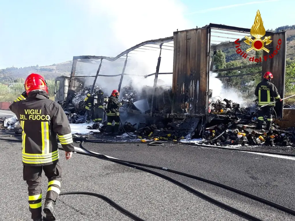 Camion in fiamme, autostrada A1 chiusa tre ore a Sasso Marconi. Lunghe code e disagi