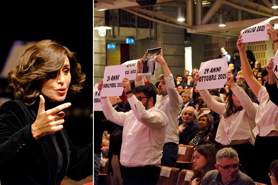 La ministra Bernini e i manifestanti durante la cerimonia di inaugurazione