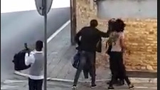 Il momento dell'aggresione in un fermo immagine del video amatoriale