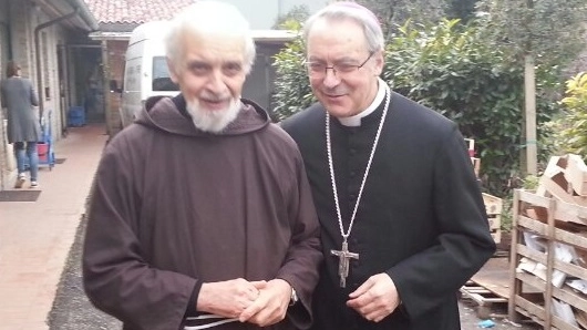 Padre Vittorio Ottaviani con il vescovo di Rimini monsignor Francesco Lambiasi