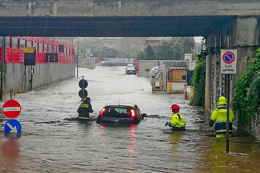 Un'auto bloccata dalla pioggia sotto un cavalcavia a Mercato San Severino