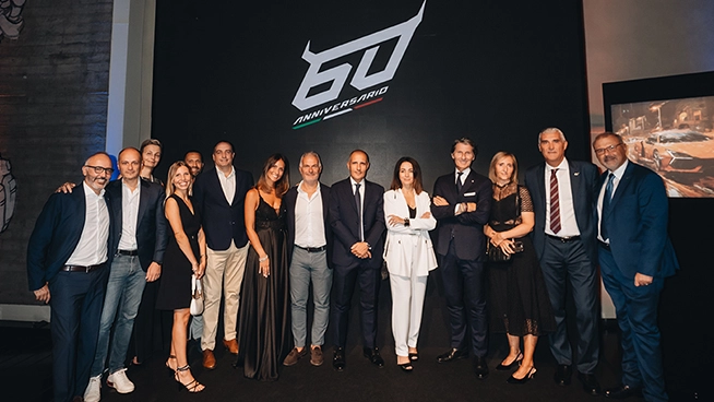 Andrea Mantellini, Elena Alberti e Stephan Winkelmann con alcuni membri del top management Penske Automotive Italy, Lamborghini Bologna e Automobili Lamborghini