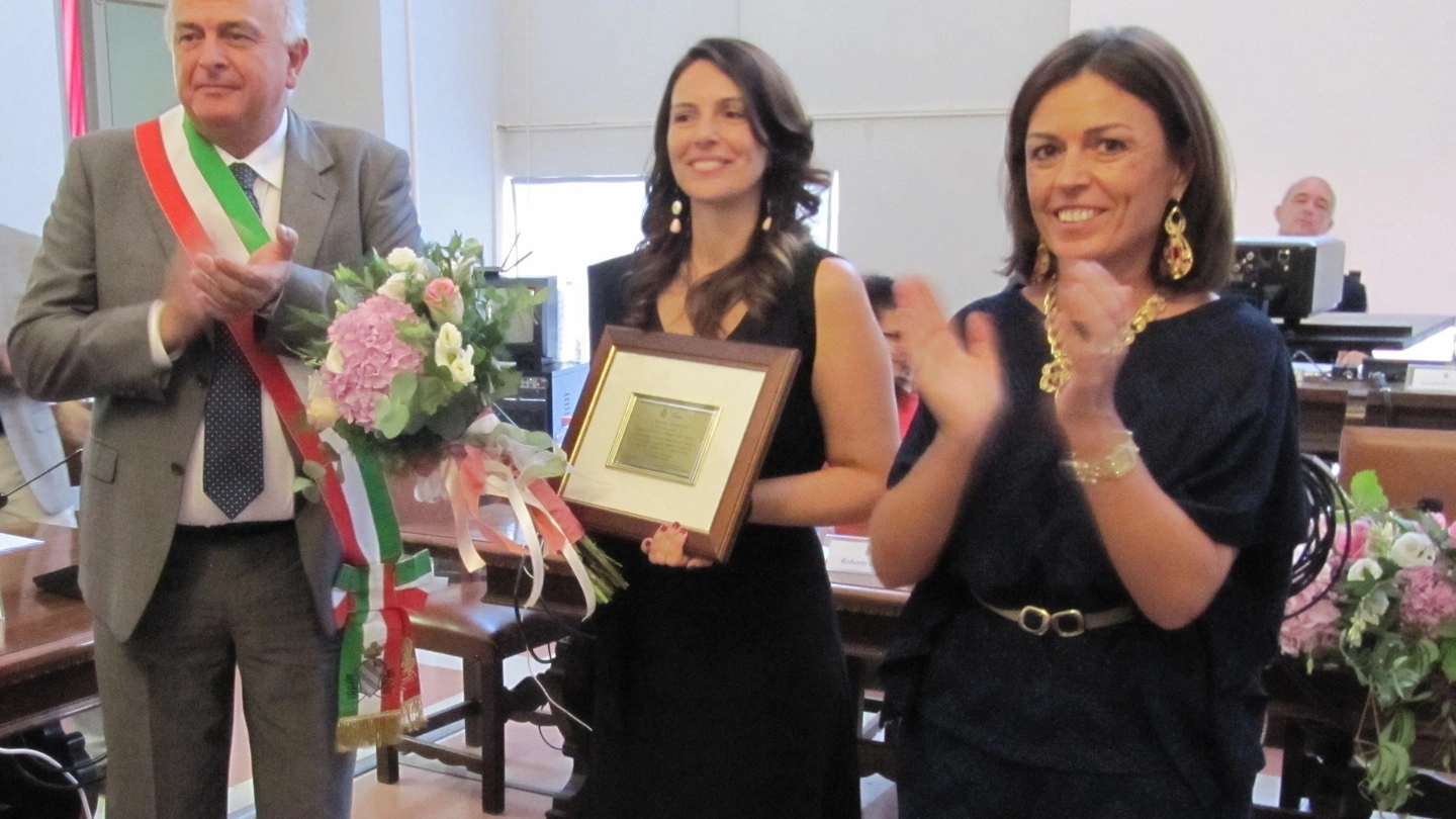 Il sindaco Maurizio Gambini, Marica Branchesi ed Elisabetta Foschi