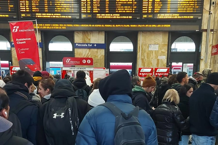 La fila infinita in stazione a Bologna per il rinnovo dell'abbonamento del treno