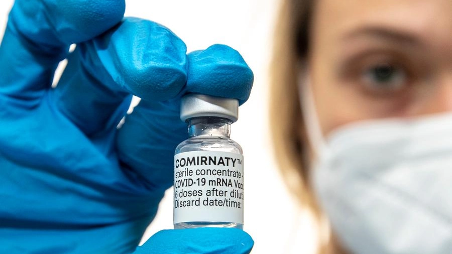 Una fiala di vaccino contro il Covid (foto Imagoeconomica)
