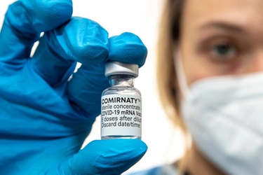 Vaccino Covid, Draghi accelera: terza dose necessaria
