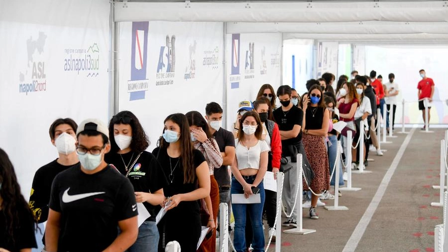 Giovani in fila a un hub vaccinale a Napoli (Ansa)