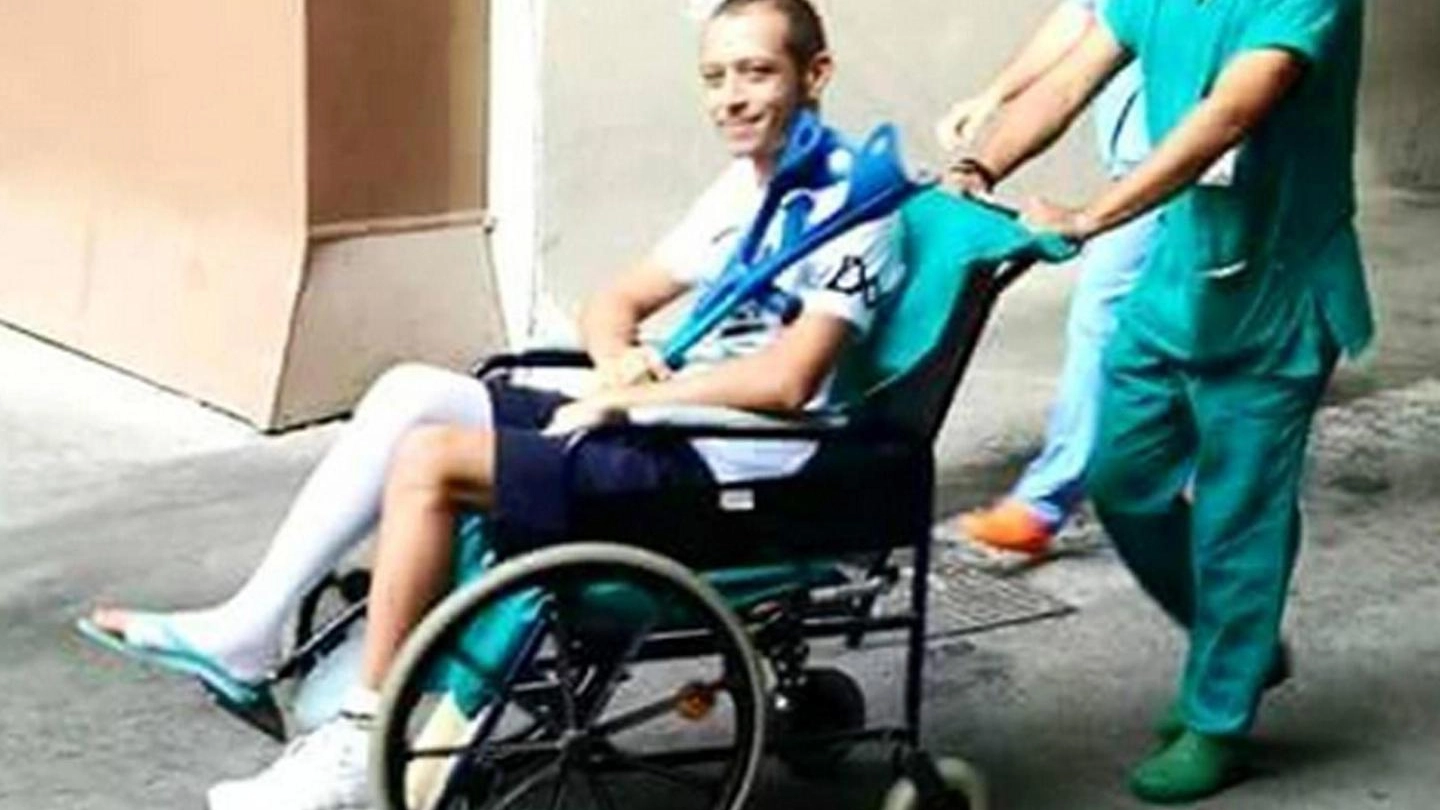 Valentino Rossi, dopo l’operazione all’ospedale di Ancona (Ansa)