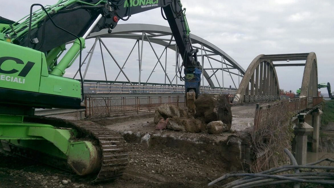 Il vecchio ponte di Bomporto in un’immagine significativa dove si vede la ruspa al lavoro per demolirlo