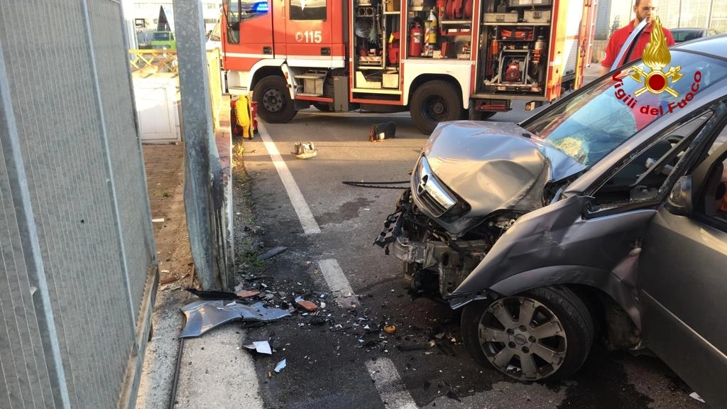 Incidente ad Ancona, finisce con l'auto contro il cancello