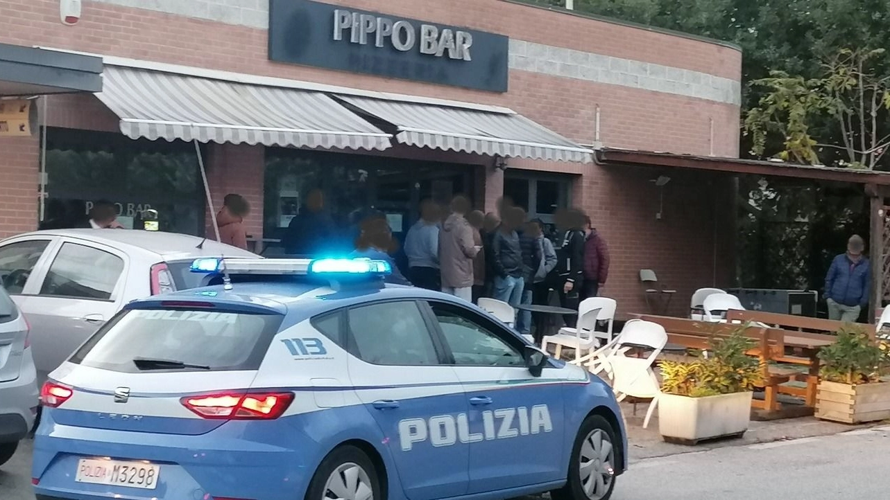 Le volanti della polizia davanti al Pippo Bar di via Sparapani