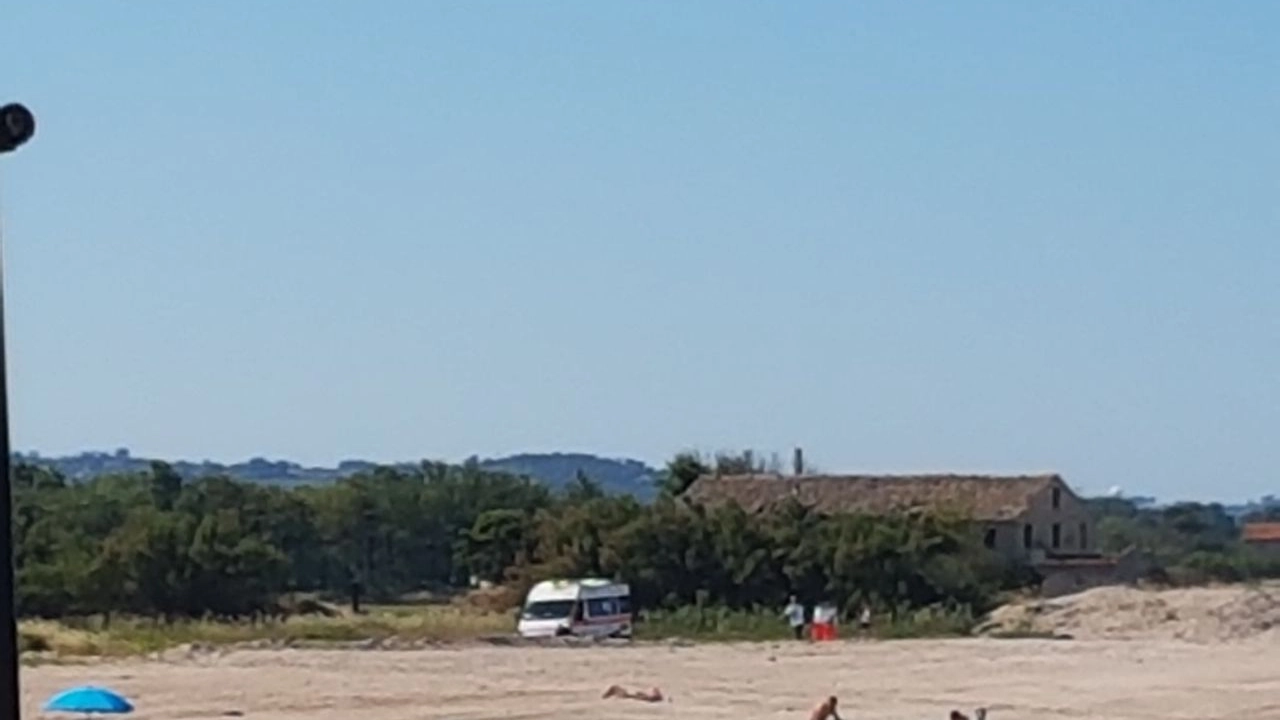 Porto Sant'Elpidio, malore in spiaggia, ambulanza bloccata per 45 minuti (Zeppilli)