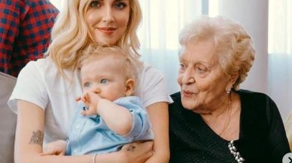 L’influencer Chiara Ferragni, 33 anni, con il primo figlio e la 90enne signora Luciana