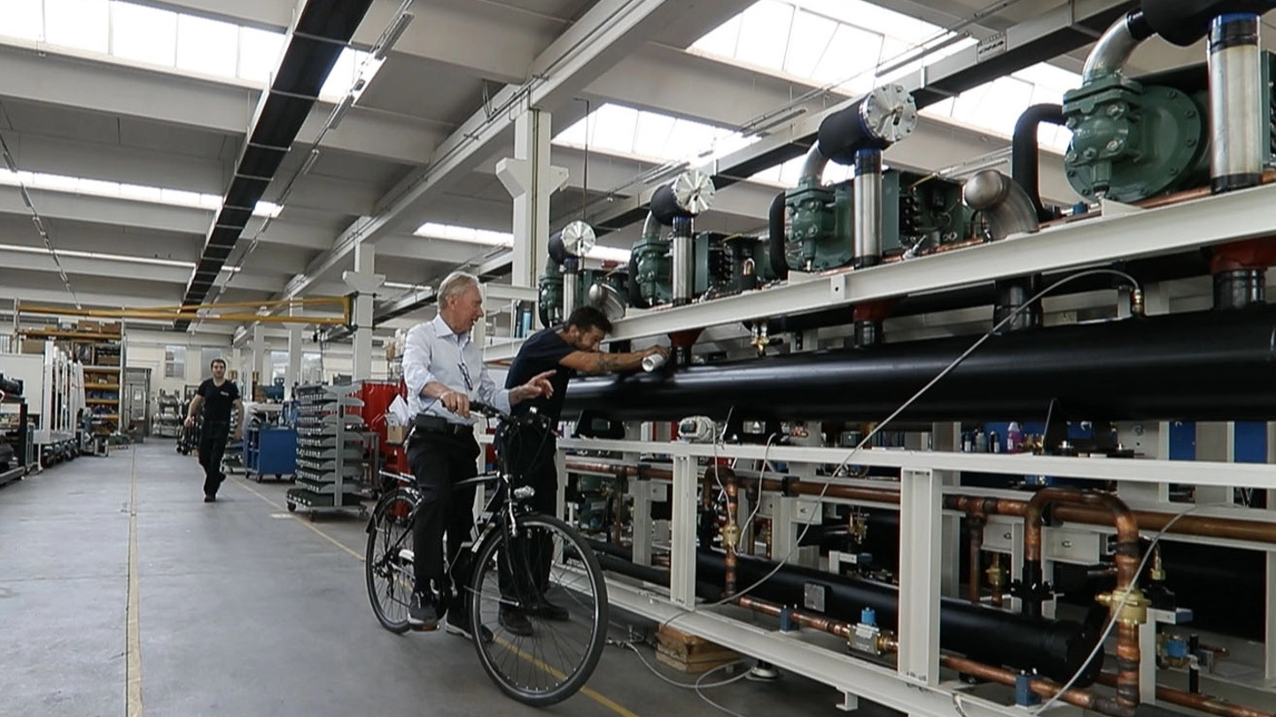 IL PATRON Alceste Vitri in bicicletta mentre controlla la produzione