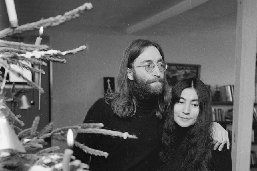 Lennon e Yoko Ono con un albero di Natale