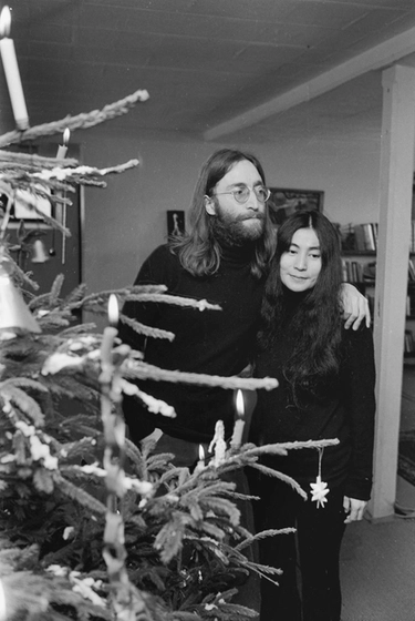 Natale in via D'Azeglio a Bologna, luminarie con Imagine di John Lennon