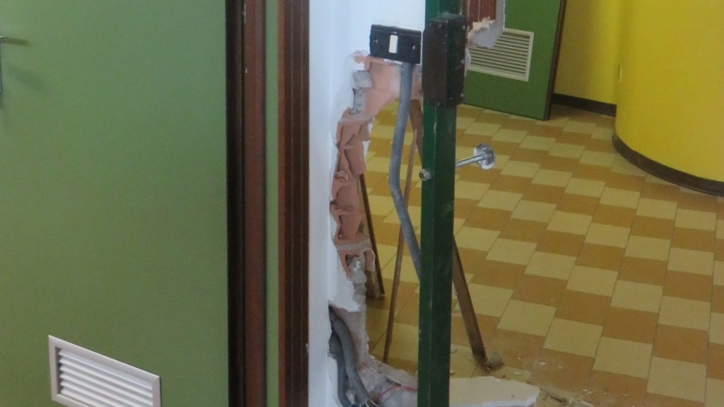 Uno dei muri danneggiati dai ladri alla scuola media “Di Duccio” a Miramare di Rimini