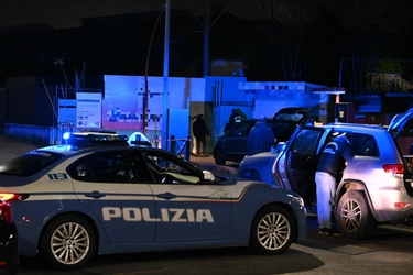 Rapina a Bologna, due ventenni prese a calci e pugni: fermati gli aggressori