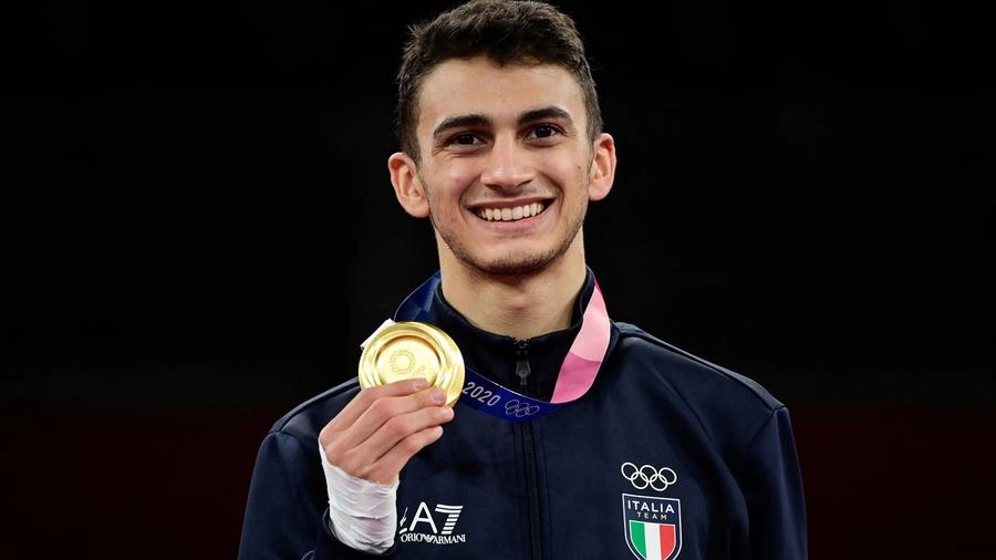 Vito Dell'aquila con il suo oro olimpico (Ansa)
