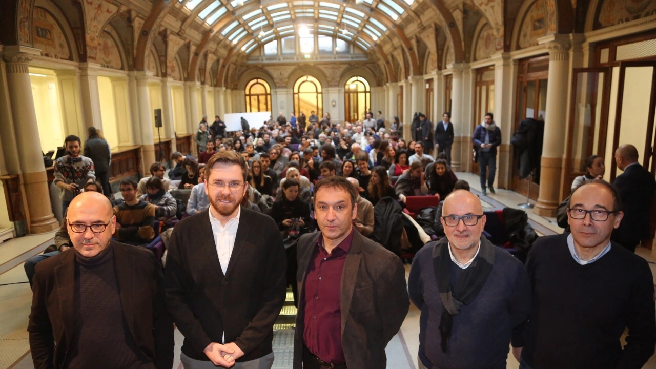 Matteo Lepore (il secondo da sinistra) ha dato il via alla nuovo concorso di idee in Sala Borsa