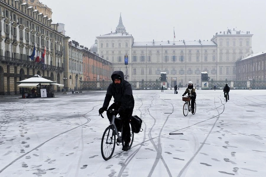 La neve in piazza Castello a Torino (Ansa)