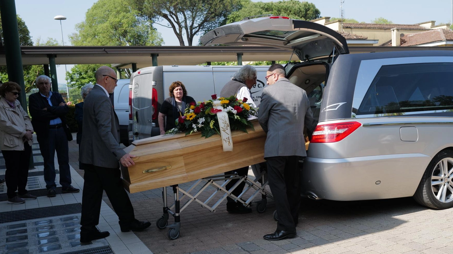 Ieri l’addio alla prima vittima  Oggi i funerali dei coniugi Prati