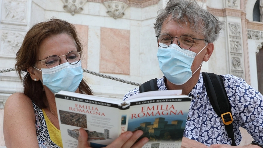 Turisti stranieri a Bologna, la città torna a parlare straniero (FotoSchicchi)