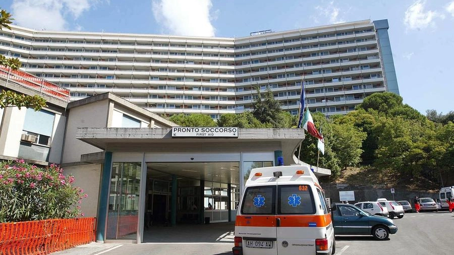 L'ingresso dell'ospedale San Martino di Genova (Ansa)