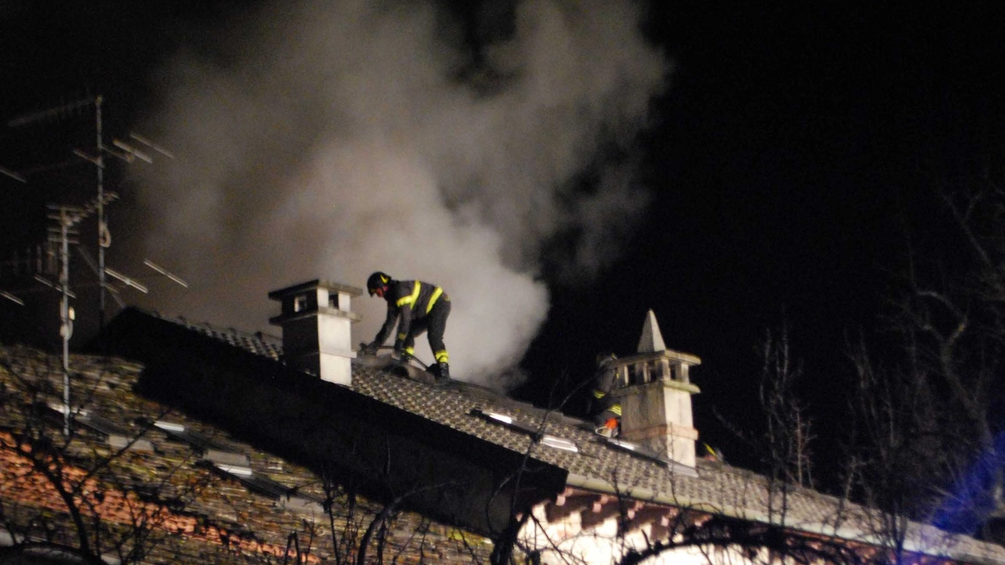 Un pompiere sul tetto